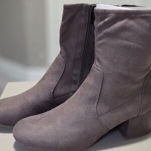 NEW IN BOX Kenneth Cole Reaction Elegant Suede Ankle Boots - Taupe